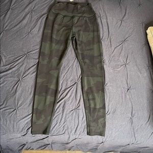 Alo Yoga 7/8 Camo Leggings size L